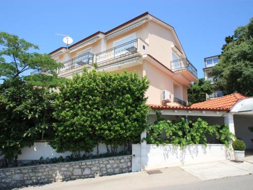 Apartment Domino Restaurant 6 - HR-09502-06 by Interhome