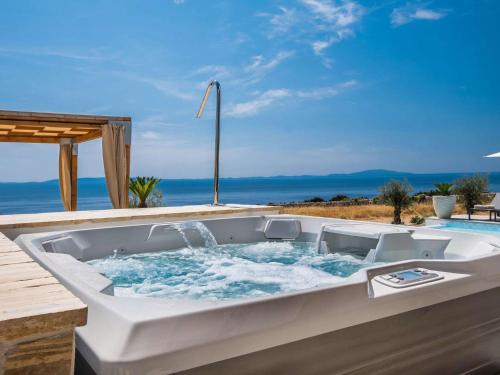 Villa 5 Luxury Seaview Villa Plant 4 with pool by Interhome