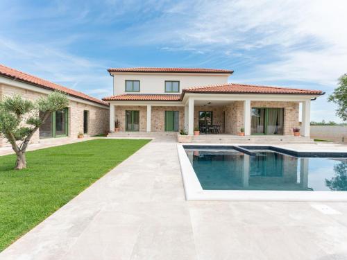 Villa Beautiful Villa Lorna with pool by Interhome