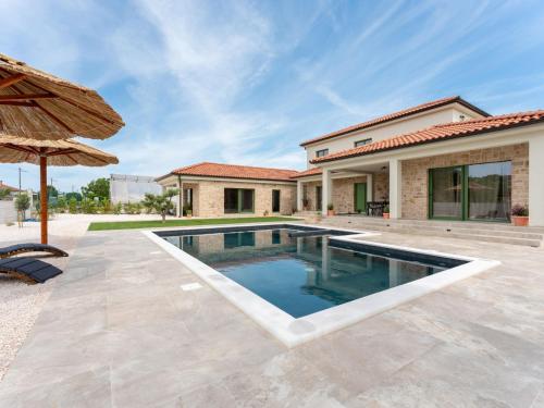 Villa Beautiful Villa Lorna with pool by Interhome