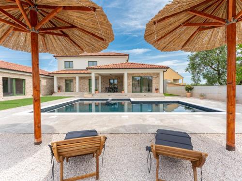 Villa Beautiful Villa Lorna with pool by Interhome
