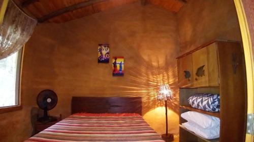 ein Schlafzimmer mit einem Bett und zwei Etagenbetten in der Unterkunft Pedra Escondida in Imbituba