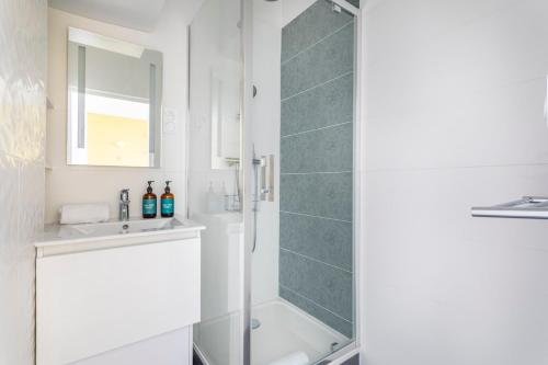 Bright & cozy one-bedroom apartment Close to Saint-Charles Station