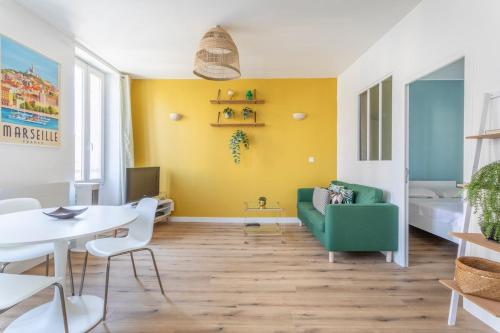 Bright & cozy one-bedroom apartment Close to Saint-Charles Station