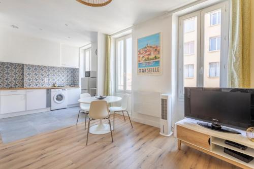 Bright & cozy one-bedroom apartment Close to Saint-Charles Station