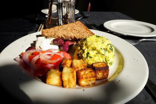een bord met eieren, aardappelen en toast bij Villa Simonne in Johannesburg