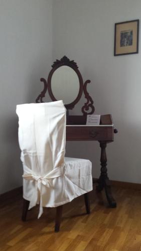 a dressing table with a mirror next to a chair with a mirror at La Casa di Bacco B&B in Lerma