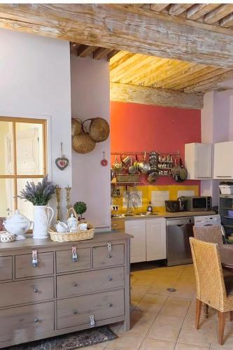 Grand appartement t3 sur cour, centre historique