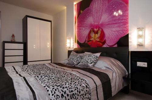 A bed or beds in a room at Regina Delux Apartman