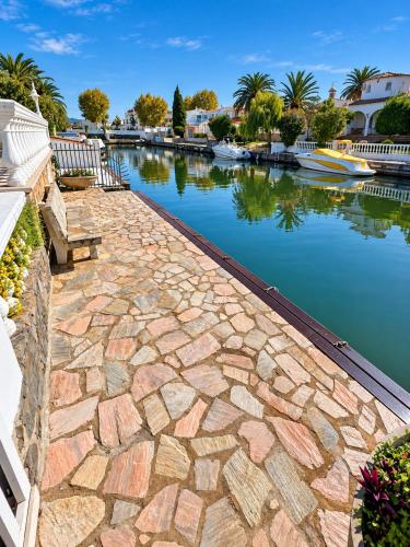 House with pool and private mooring in Empuriabrava