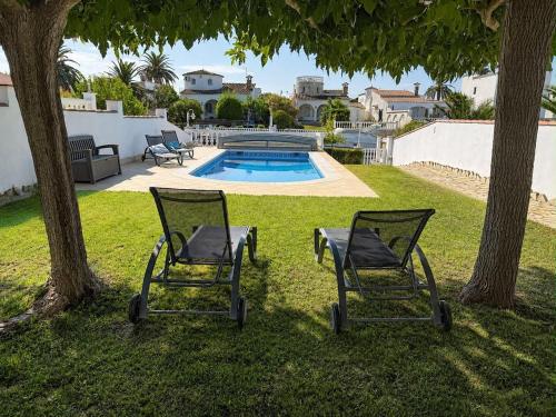 House with pool and private mooring in Empuriabrava