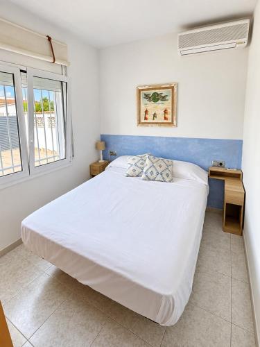 House with pool and private mooring in Empuriabrava