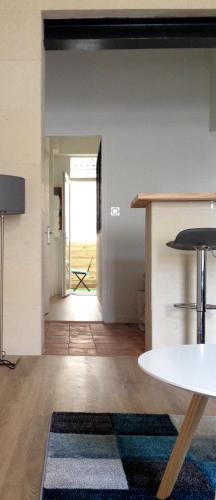 - un salon avec une table et une vue sur une porte dans l'établissement Sweet Morning Bordeaux, à Bordeaux