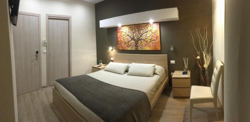 1 dormitorio con 1 cama y una pintura en la pared en Il Principe en Ravanusa