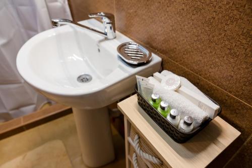 W łazience znajduje się umywalka, toaleta i umywalka. w obiekcie Betlemi Old Town Hotel w mieście Tbilisi City