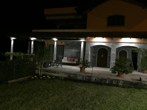 a house at night with lights on the patio at B&B Villa Anita in Bellano