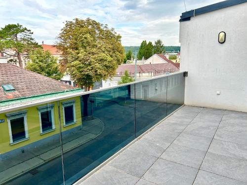 Apartment with Terrace & Free Parking