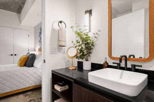 Stylish 2BR Rooftop Pool, Gym + Lady Bird Lake, Austin (updated prices ...