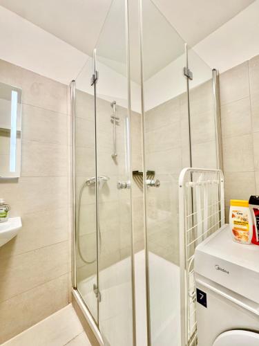 Stylish 2 Bedroom Apartment with Free Parking
