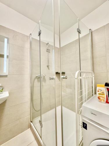 Stylish 2 Bedroom Apartment with Free Parking