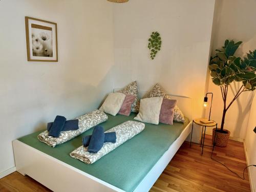Stylish 2 Bedroom Apartment with Free Parking