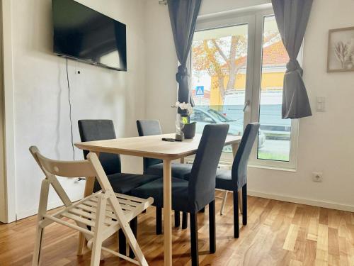 Stylish 2 Bedroom Apartment with Free Parking