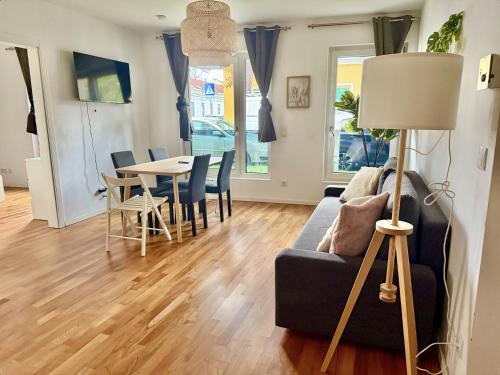 Stylish 2 Bedroom Apartment with Free Parking