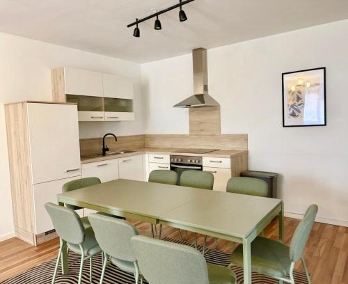 4-Room Long-Term Apartment with Free Parking