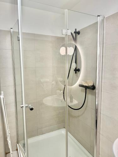 4-Room Long-Term Apartment with Free Parking
