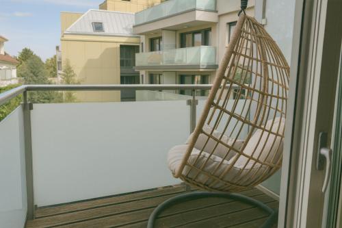Stylish 4 Bedroom Apartment with Balcony & Free Parking