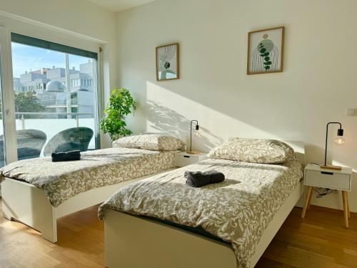 Stylish 4 Bedroom Apartment with Balcony & Free Parking