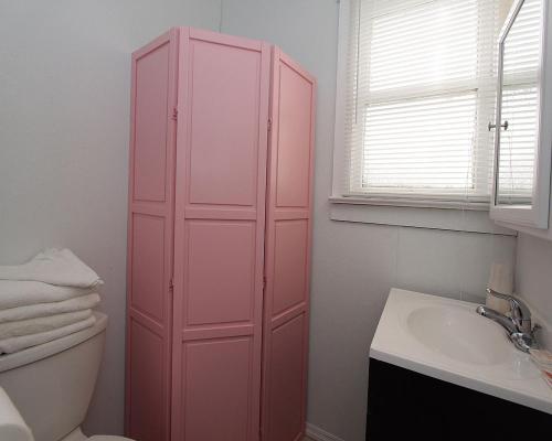 um armário rosa numa casa de banho com um lavatório em Shore Beach Houses - 38 D Lincoln Avenue em Seaside Heights