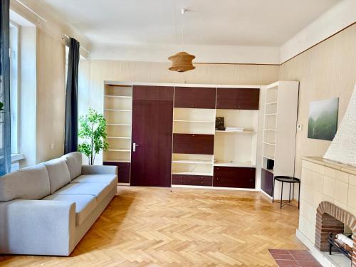 140m2 Old-School Apartment with Free Parking