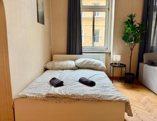 140m2 Old-School Apartment with Free Parking
