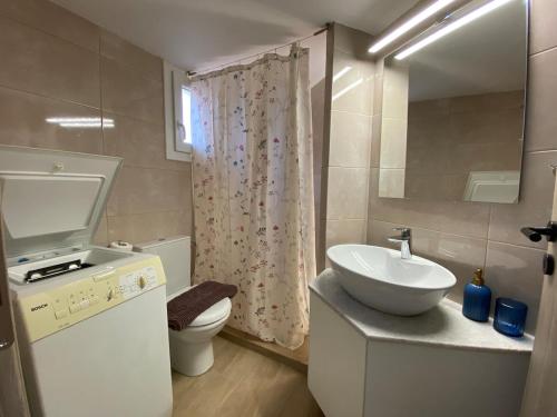 Azure Flat, Newly Renovated and Quiet, 1' to Metro