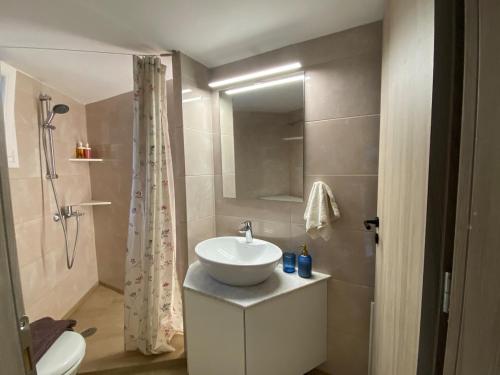 Azure Flat, Newly Renovated and Quiet, 1' to Metro