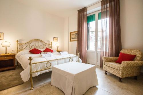 フィレンツェにあるLa Farina Suite Homeのベッドルーム1室(ベッド1台、椅子、窓付)