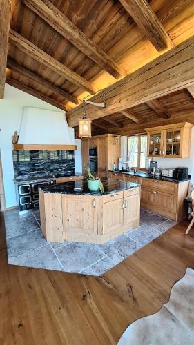 Altholz Chalet mit Garten und Fitnessraum in Söll