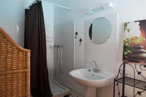 Kylpyhuone majoituspaikassa La muscade