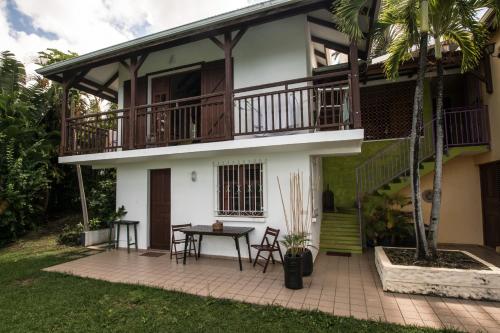 a house with a balcony and a table at La muscade in Ferry
