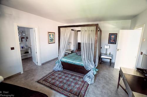 een slaapkamer met een hemelbed bij La Posada de las Casitas in Ampudia