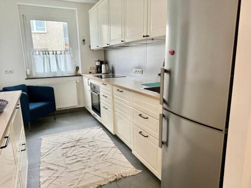Happy Apartment near Airport with Free Parking