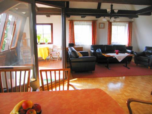 ein Wohnzimmer mit einem Sofa und einem Tisch in der Unterkunft Haus Gnädinger in Hagnau