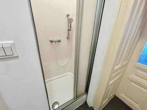 Long-Term Central Apartment near Metro