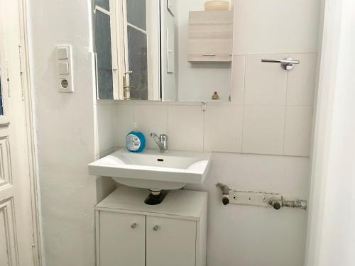 Long-Term Central Apartment near Metro