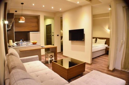 sala de estar con sofá y habitación con cama en Hotel Vlaho, en Skopje