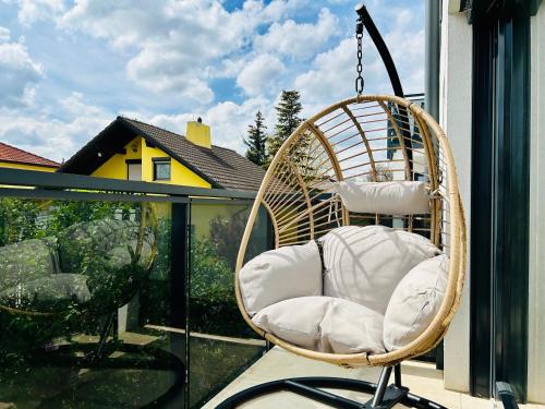 Modern Apartment with Balcony & Free Parking