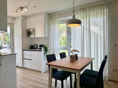 Modern Apartment with Balcony & Free Parking