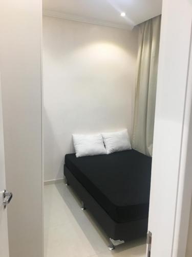 1 dormitorio pequeño con 1 cama en una habitación en Luxuoso deslumbrante 100m da praia, en Río de Janeiro