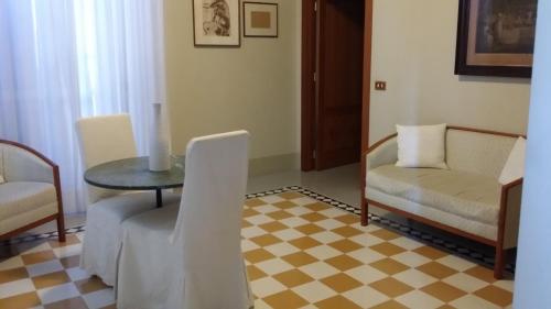 a living room with a table and two chairs and a table at Modà Antica Dimora in San Marino